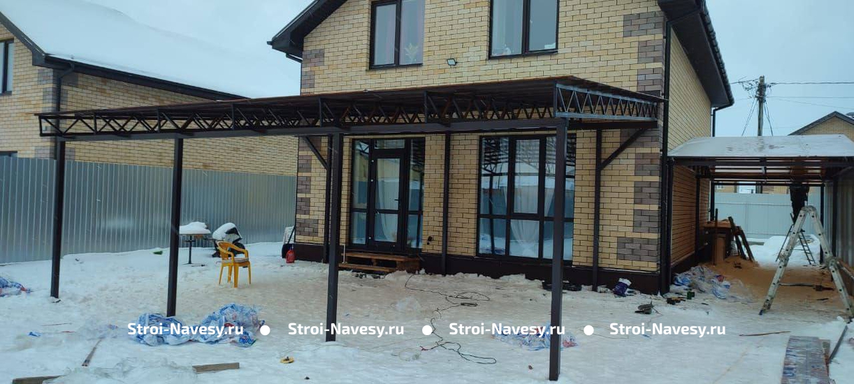 Односкатный навес над крыльцом дома с крышей из профнастила