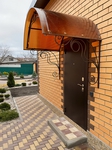 Простой арочный кованый навес с поликарбонатом для крыльца