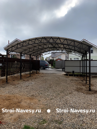 Навес из поликарбоната арочный для машин перед воротами