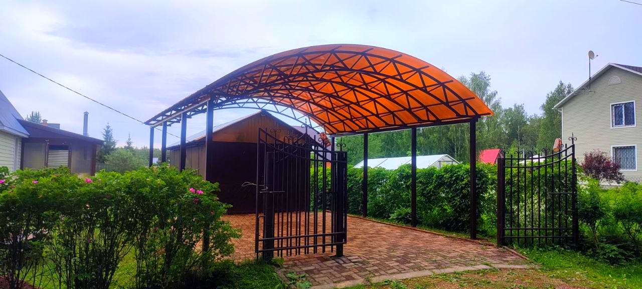 Закрытый автонавес с односкатной крышей из поликарбоната