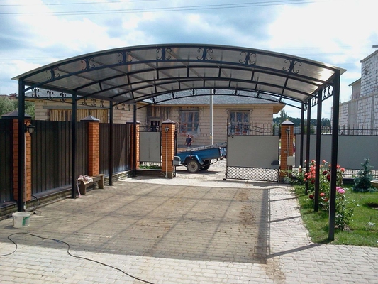 Автонавес из поликарбоната арочный с ковкой