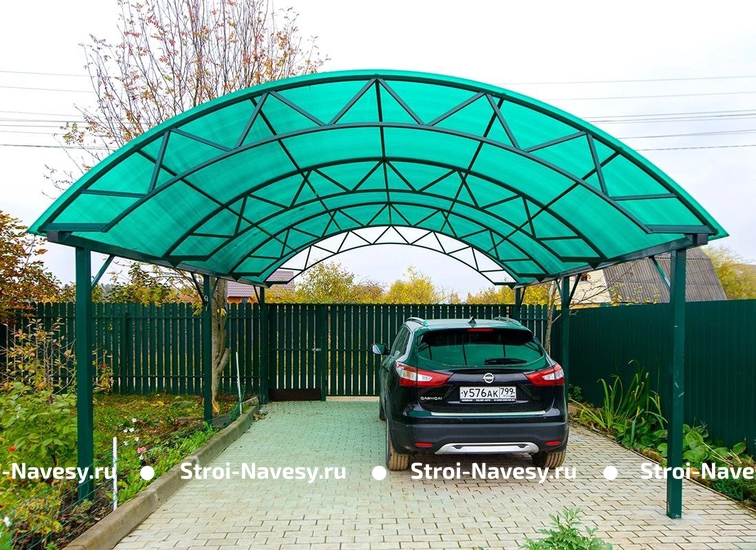 Автонавес из поликарбоната арочный зеленого цвета
