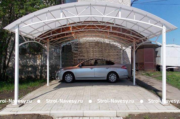 Навес из белого поликарбоната арочный для автомобиля
