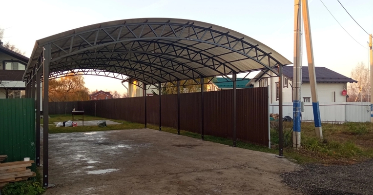 Навес из поликарбоната стальной арочный для размещения авто
