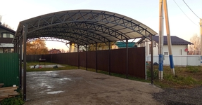 Навес из поликарбоната стальной арочный для размещения авто
