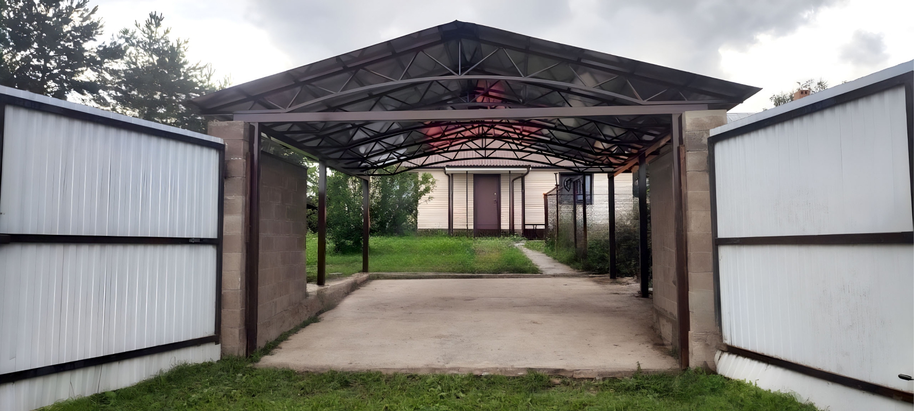 Арочный автонавес с поликарбонатом для дачи