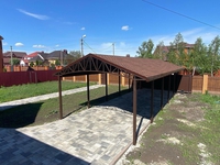 Двускатный навес для одного авто коричневый с металлочерепицей