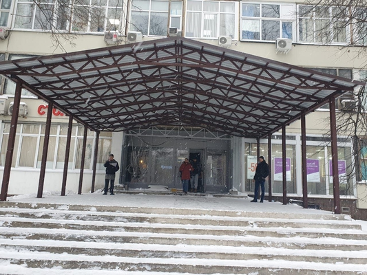 Двускатный навес-пристрой к входной группе здания