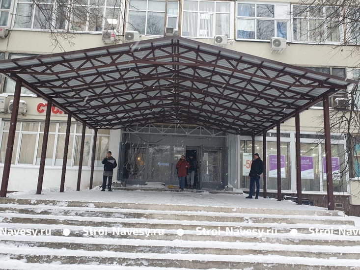Двускатный навес-пристрой к входной группе здания