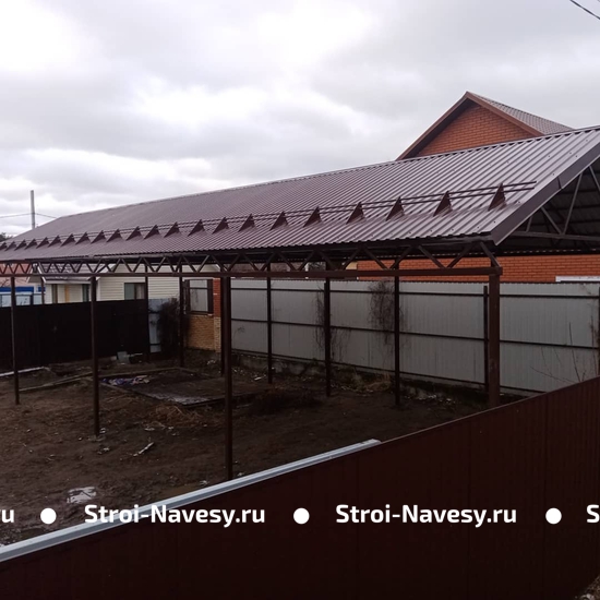 Двускатный навес с кровлей из профнастила