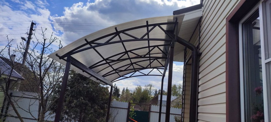 Полуарочный навес пристрой к дому с поликарбонатом