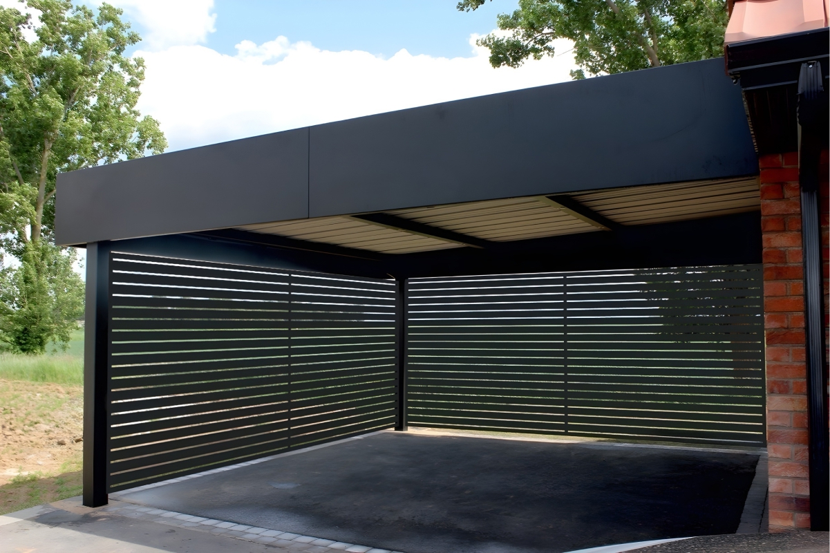 Арочный автонавес с поликарбонатом для дачи