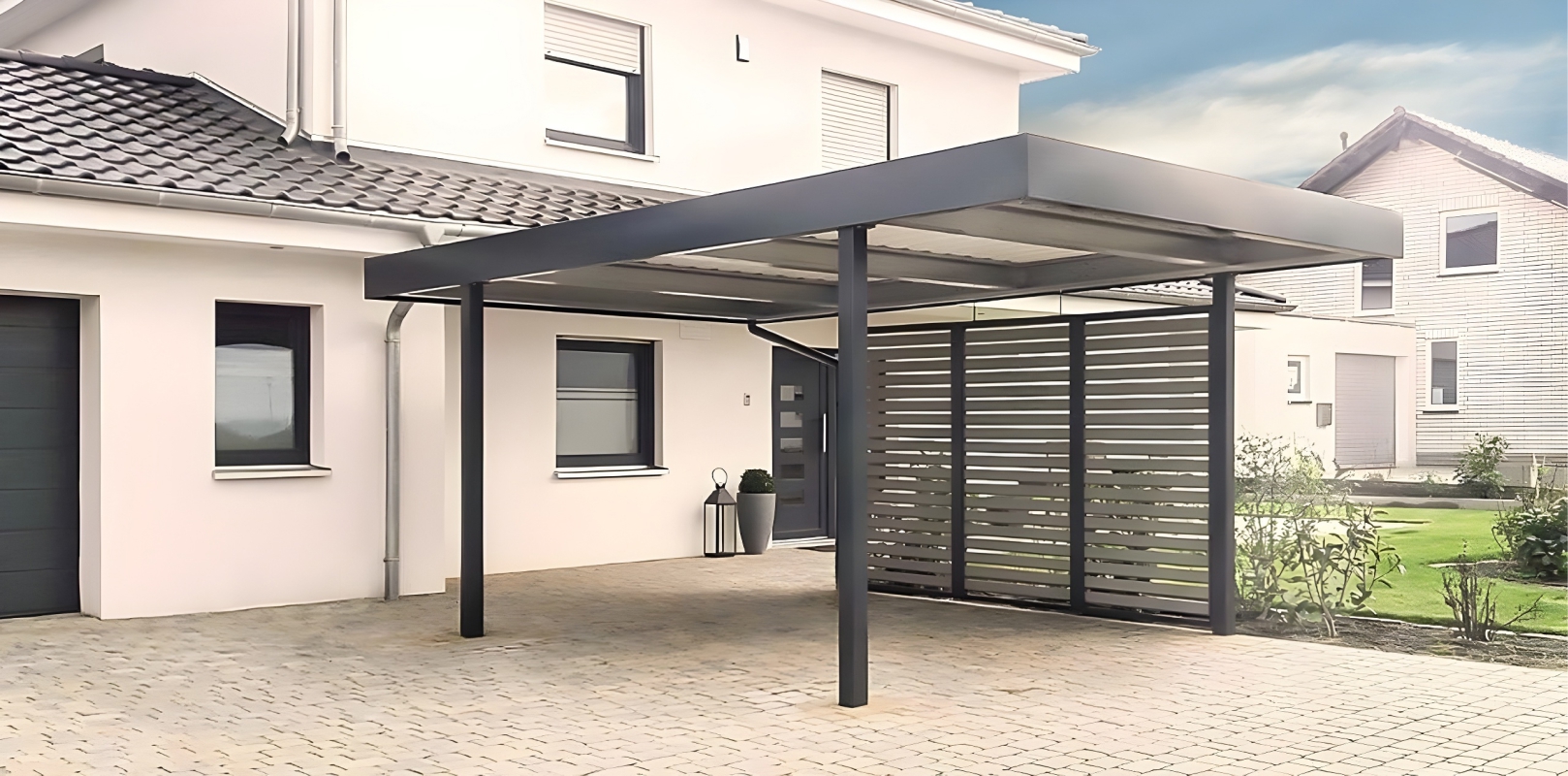 Односкатный автонавес из поликарбоната в стиле хай-тек для автомобиля с закрытыми боковинами