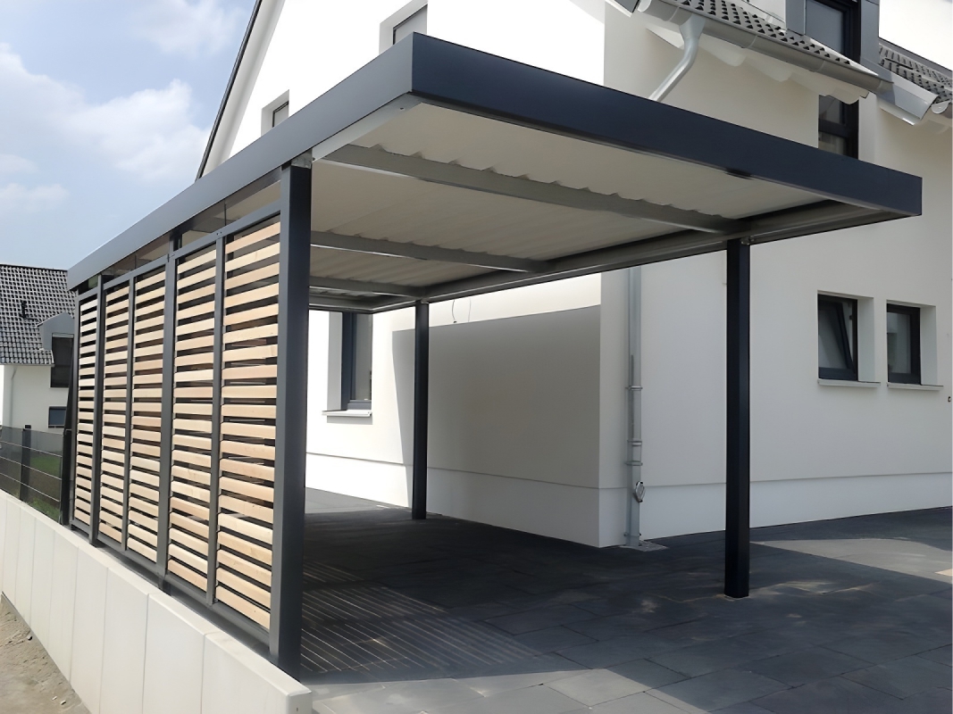 Односкатный автонавес из поликарбоната в стиле хай-тек для автомобиля с закрытыми боковинами